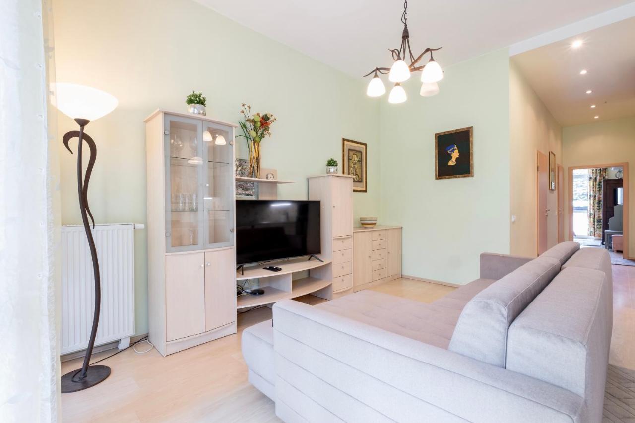 Spacious With Cozy Balcony By Urban Rent Apartment