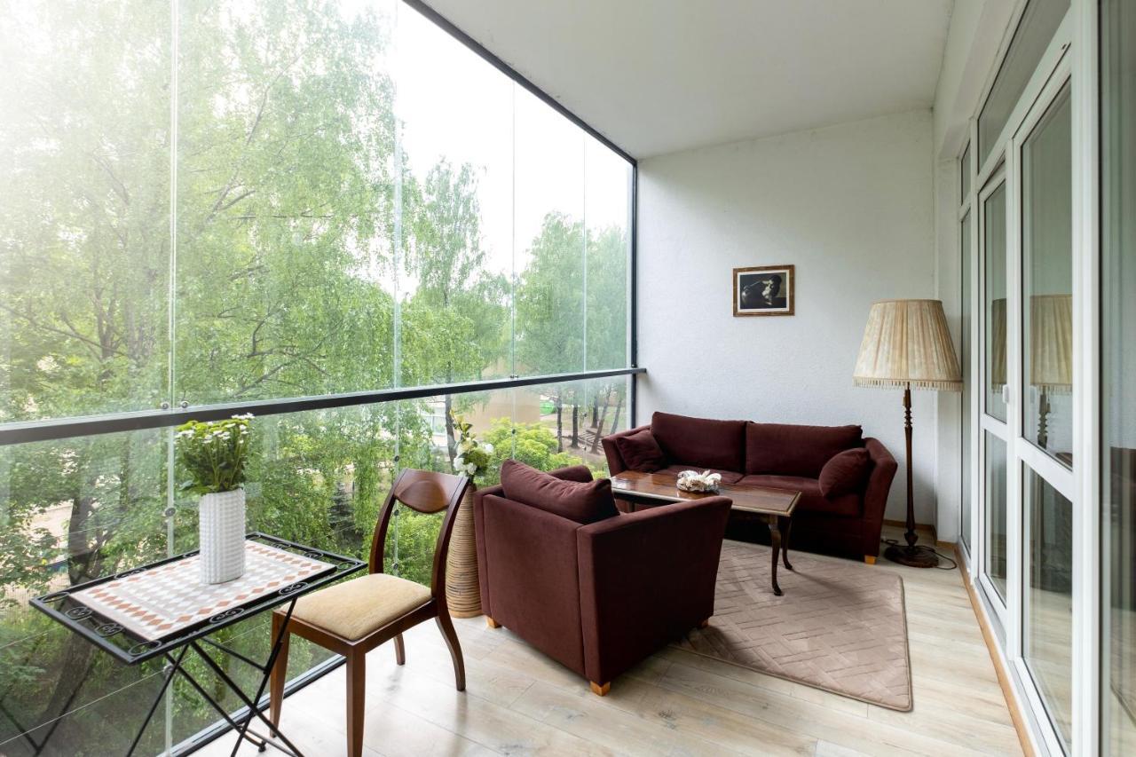 Spacious With Cozy Balcony By Urban Rent *